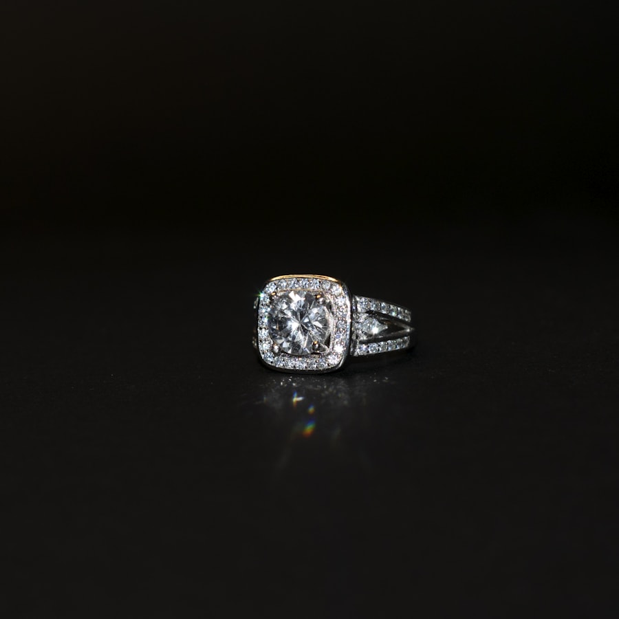Bague sertie, gros plan