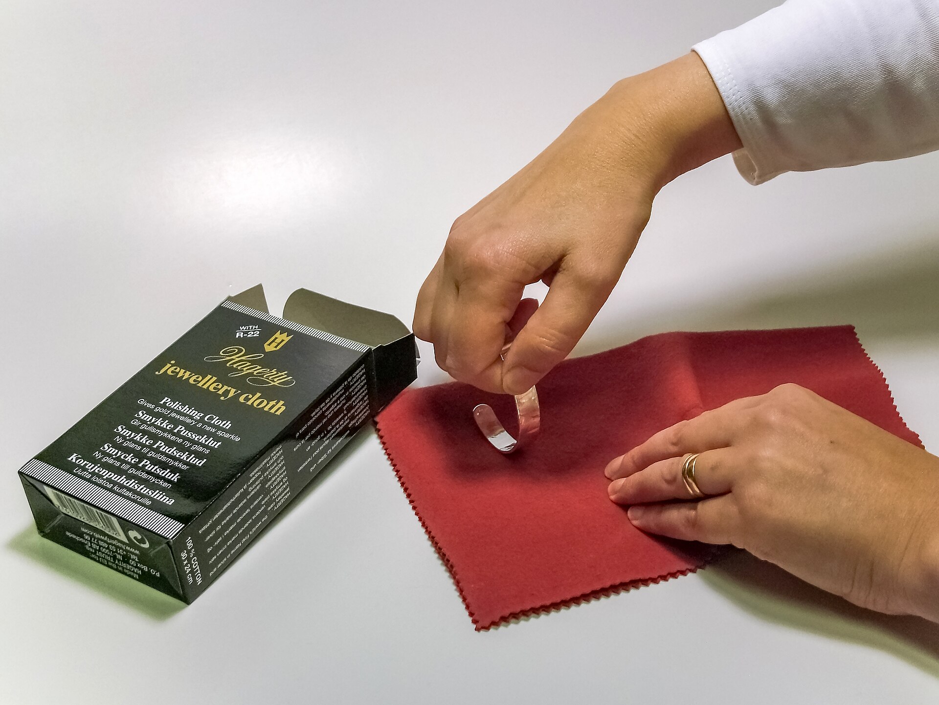 Finition et brunissage d'un bijou en argent