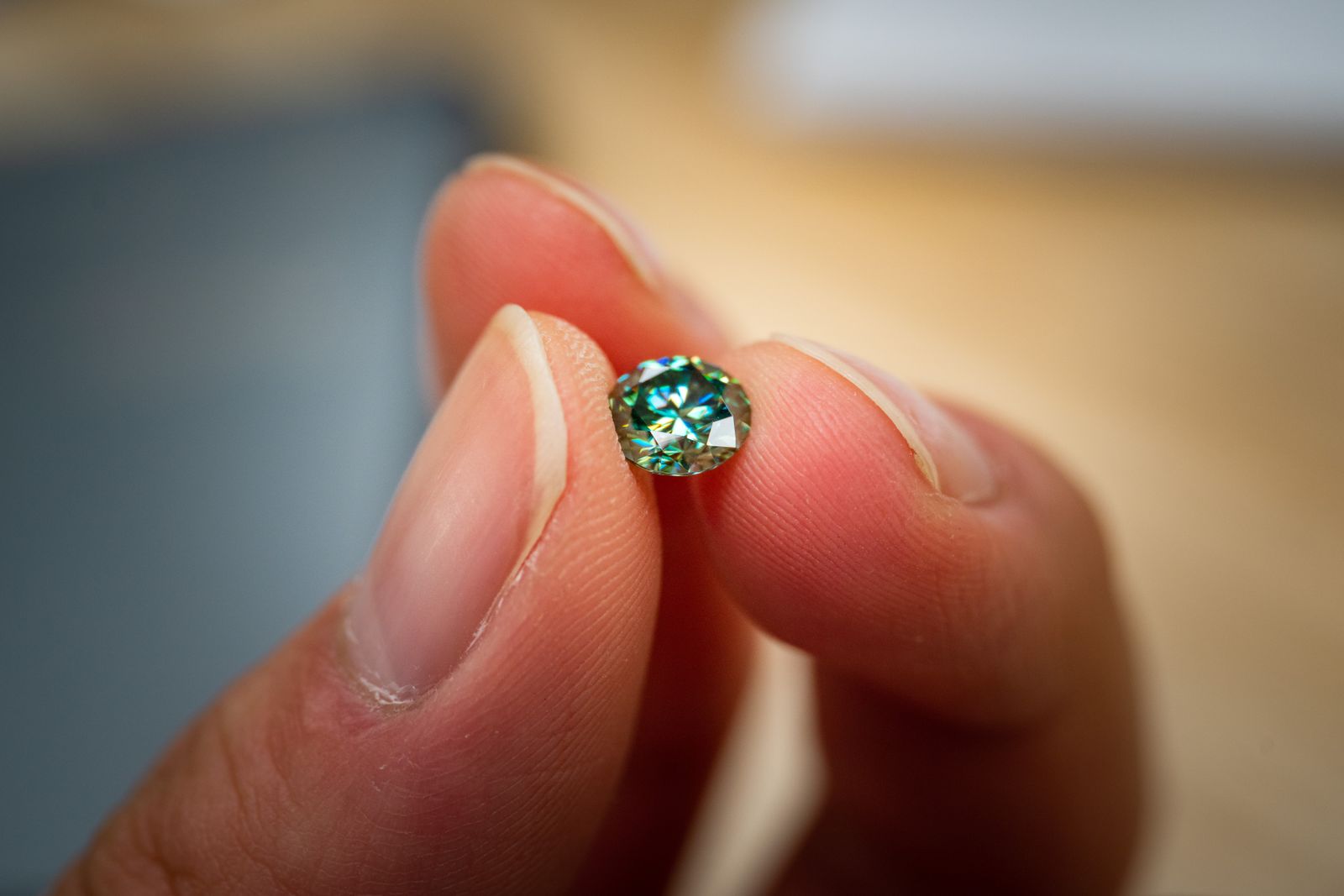 Macrophotographie d'un diamant, feu et éclats colorés