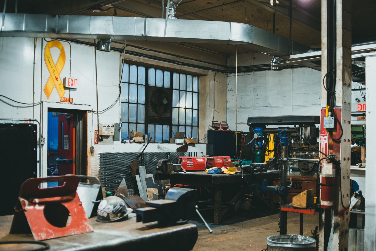 Atelier de joaillerie, lumière et outils