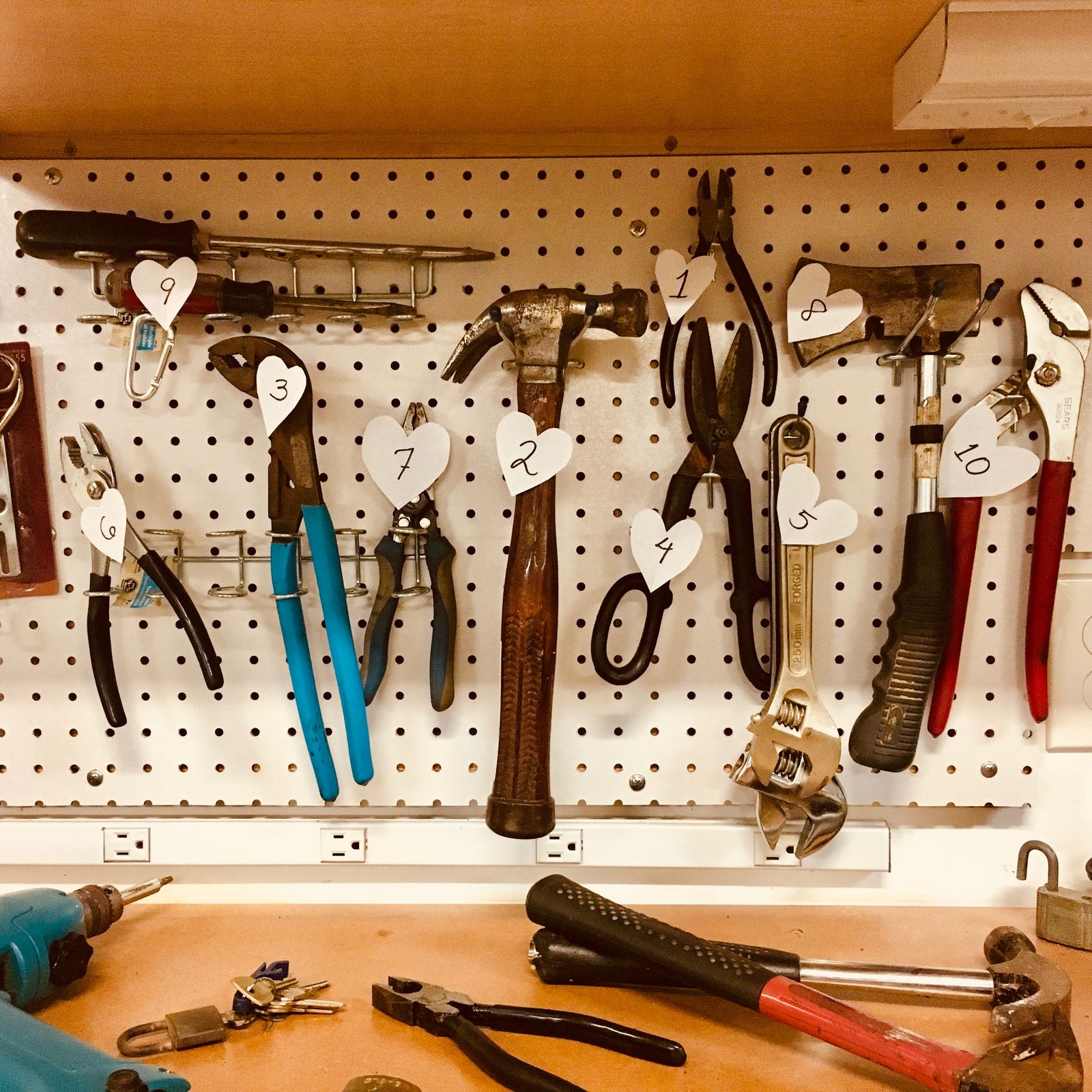 Outils suspendus au-dessus d'un établi d'atelier