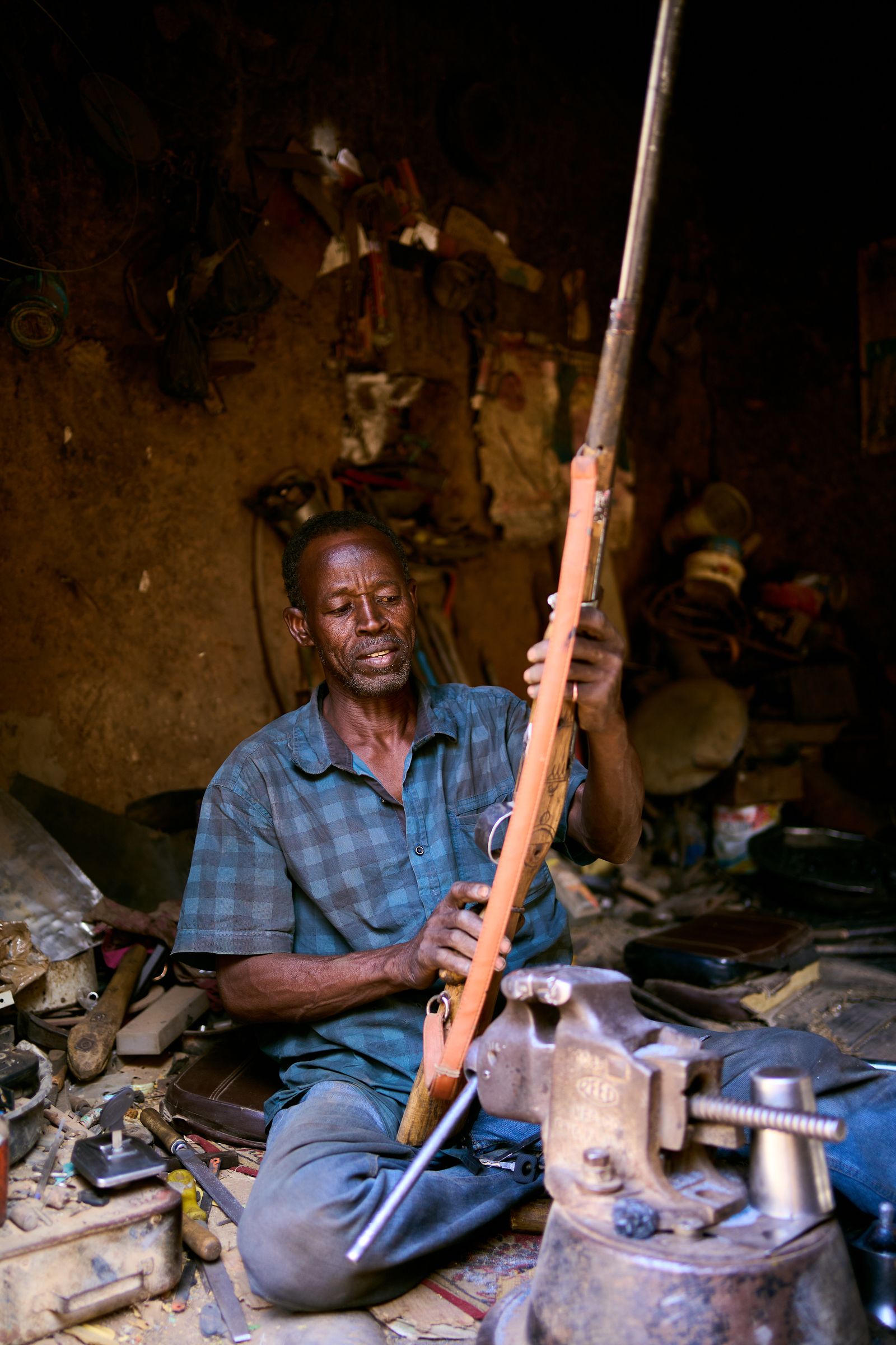 Artisan au travail dans son atelier