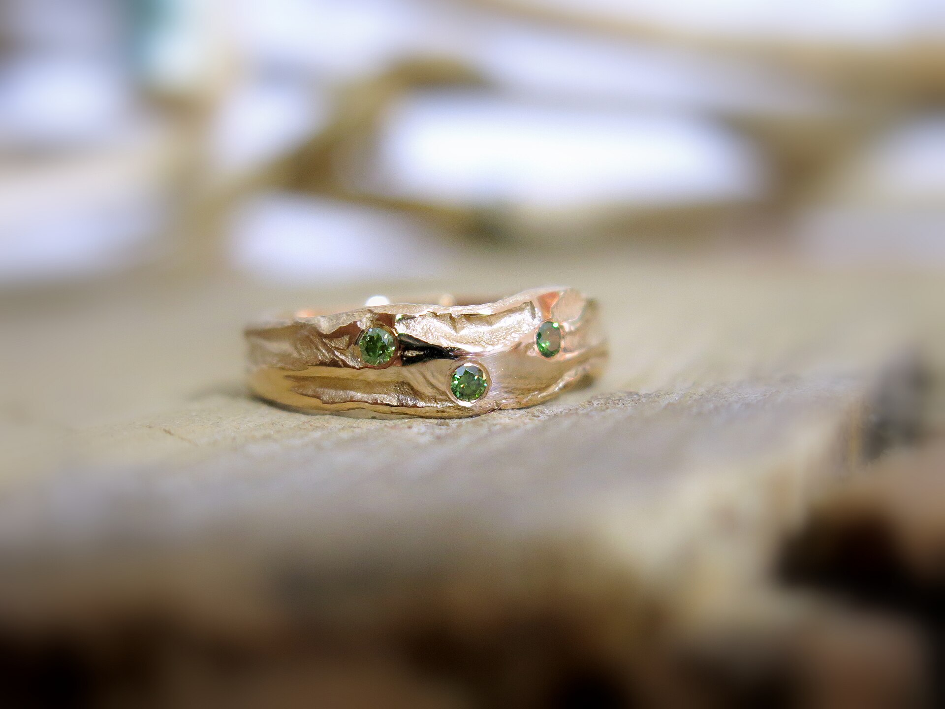 Bague en or rose sertie d'une pierre verte