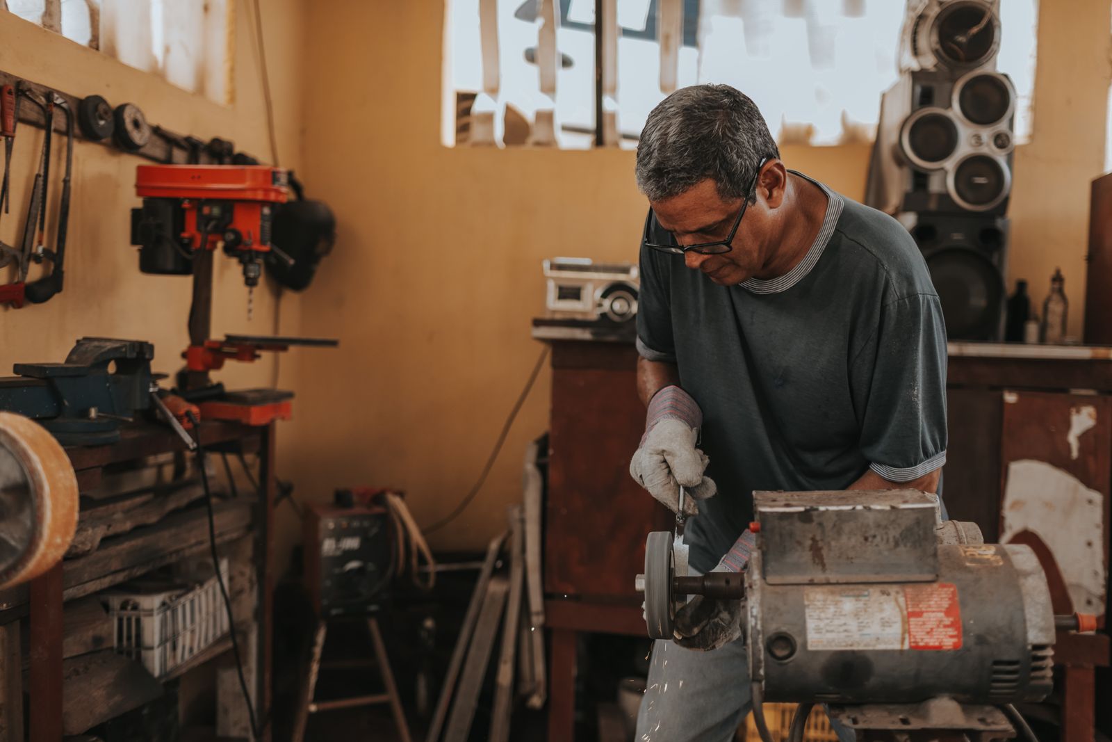 Artisan travaillant le métal à l'atelier