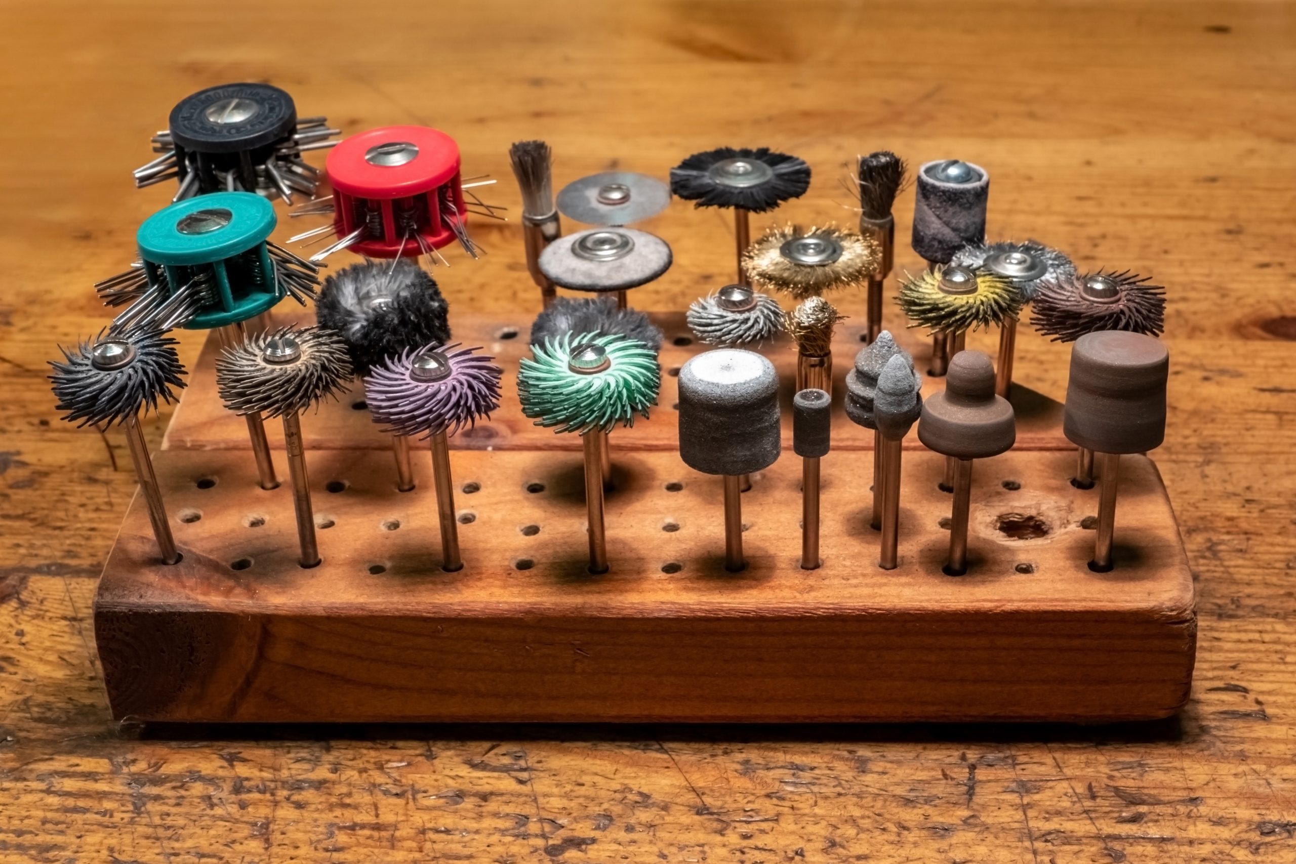 Outils rotatifs, disques et brosses de matage sur un établi de bijoutier