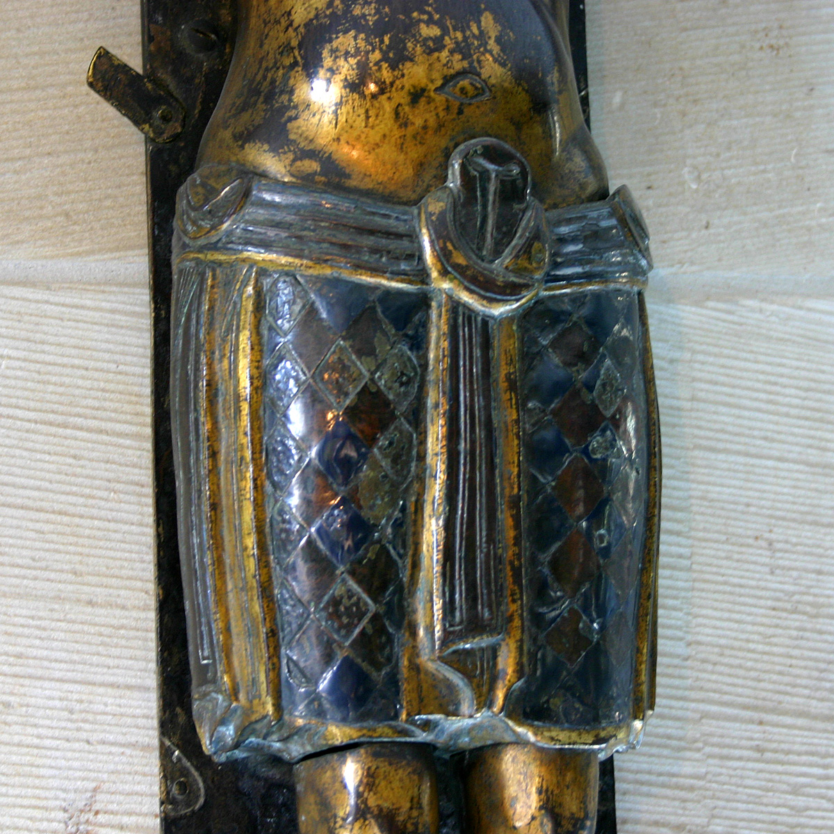 Détail en nielle noir incrusté dans l'argent doré du Mindener Kreuz
