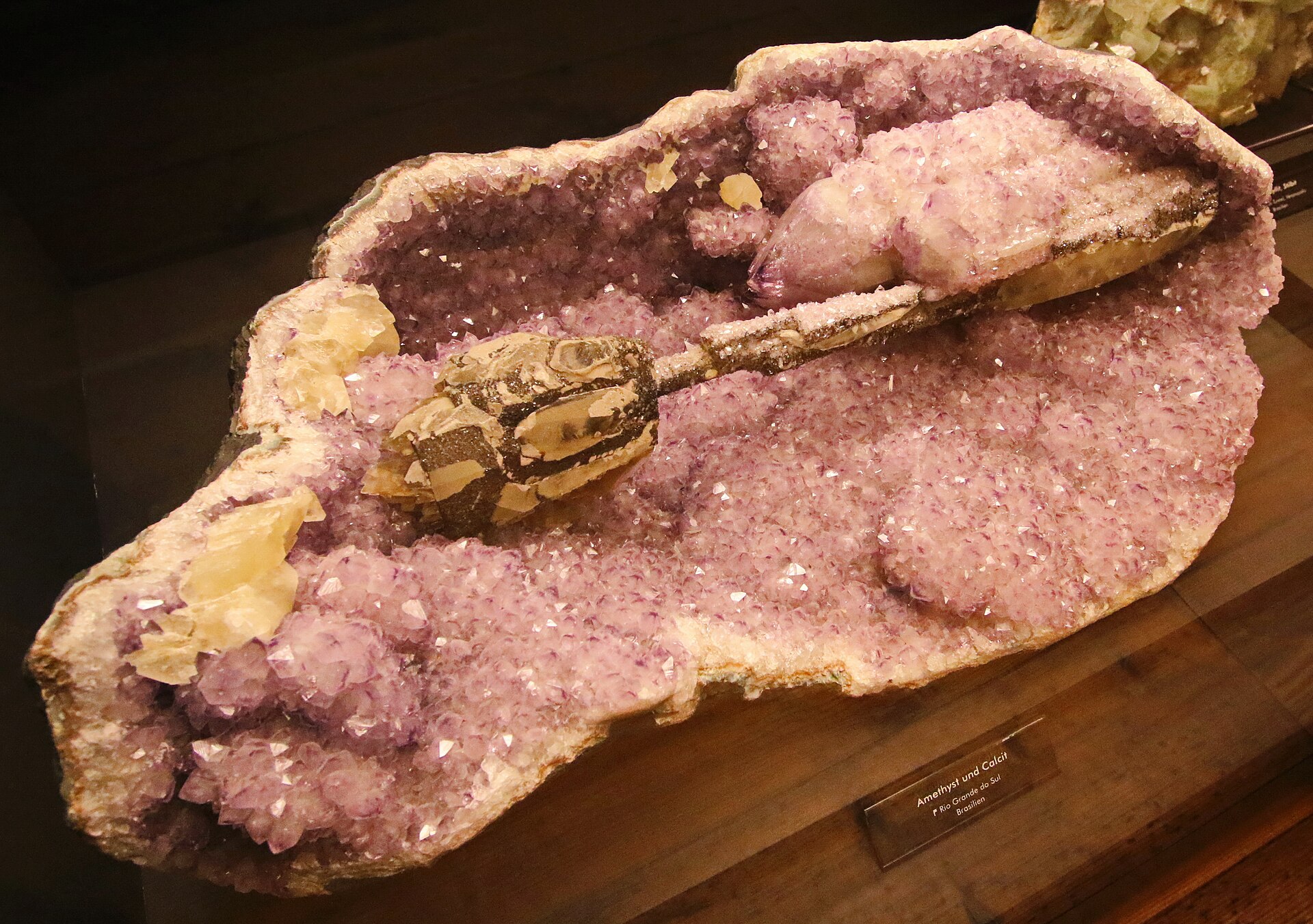 Cristaux d’améthyste violette associés à de la calcite blanche