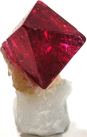 Cristal de spinelle rouge sur calcite