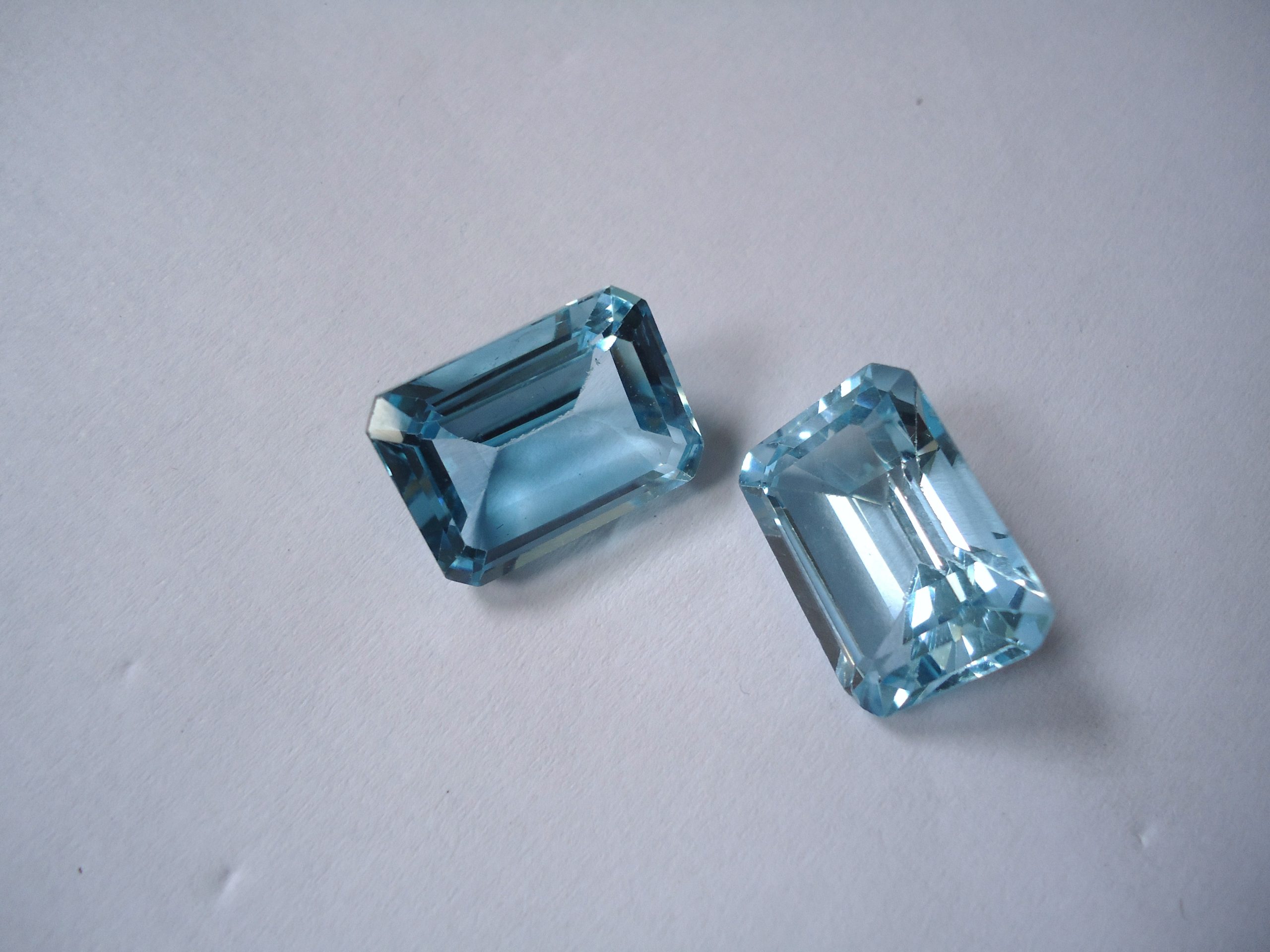 Cristaux de topaze bleue bruts provenant du Brésil