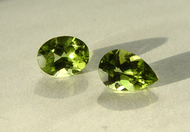 Péridot facetté vert, variété gemme de l’olivine, provenant de Chine