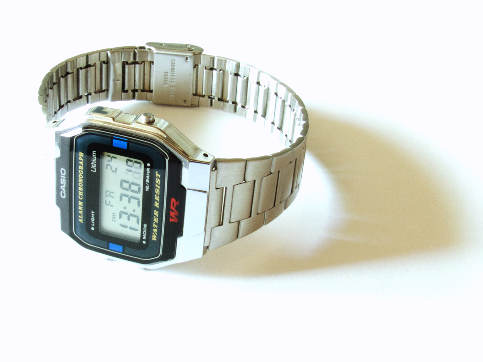 Boîtier et bracelet en acier inoxydable poli, illustrant l'usage de l'acier en bijouterie et horlogerie