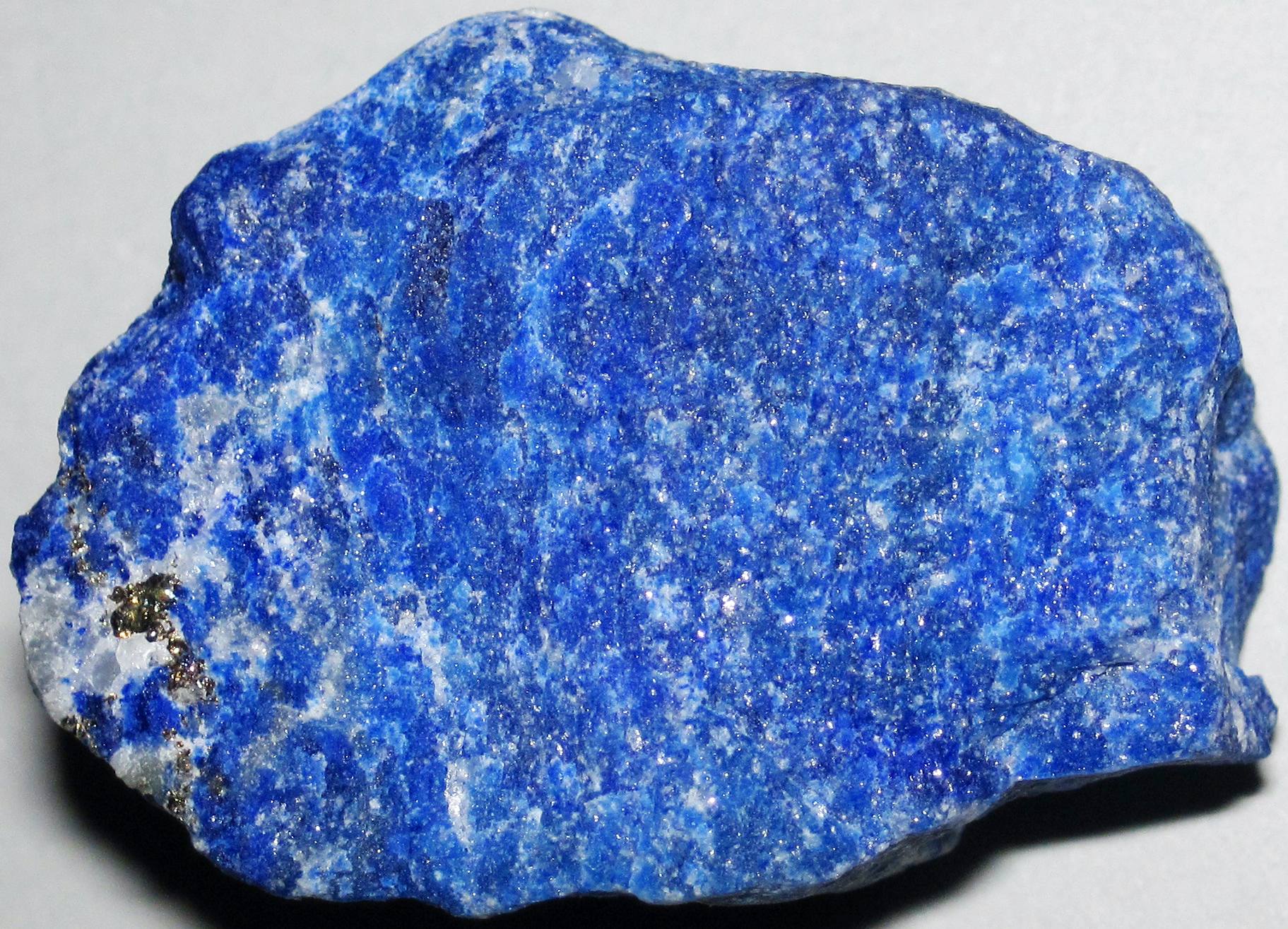 Bloc de lapis-lazuli bleu outremer veiné de pyrite dorée et de calcite blanche, provenant de Sar-e-Sang en Afghanistan