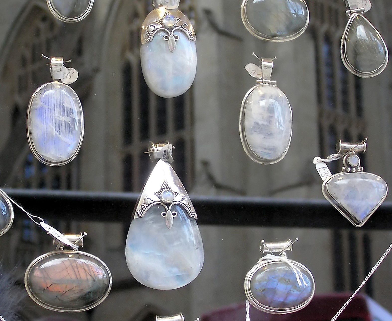Cabochons de pierre de lune montrant l'adularescence, ce reflet bleuté flottant caractéristique du feldspath adulaire