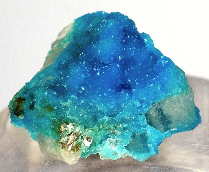 Spécimen de turquoise naturelle d’un bleu intense, gemme phosphatée